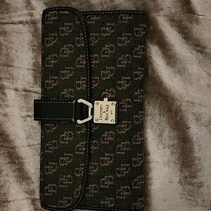 AUTHENTIC Dooney & Bourke trifold wallet-lock closure